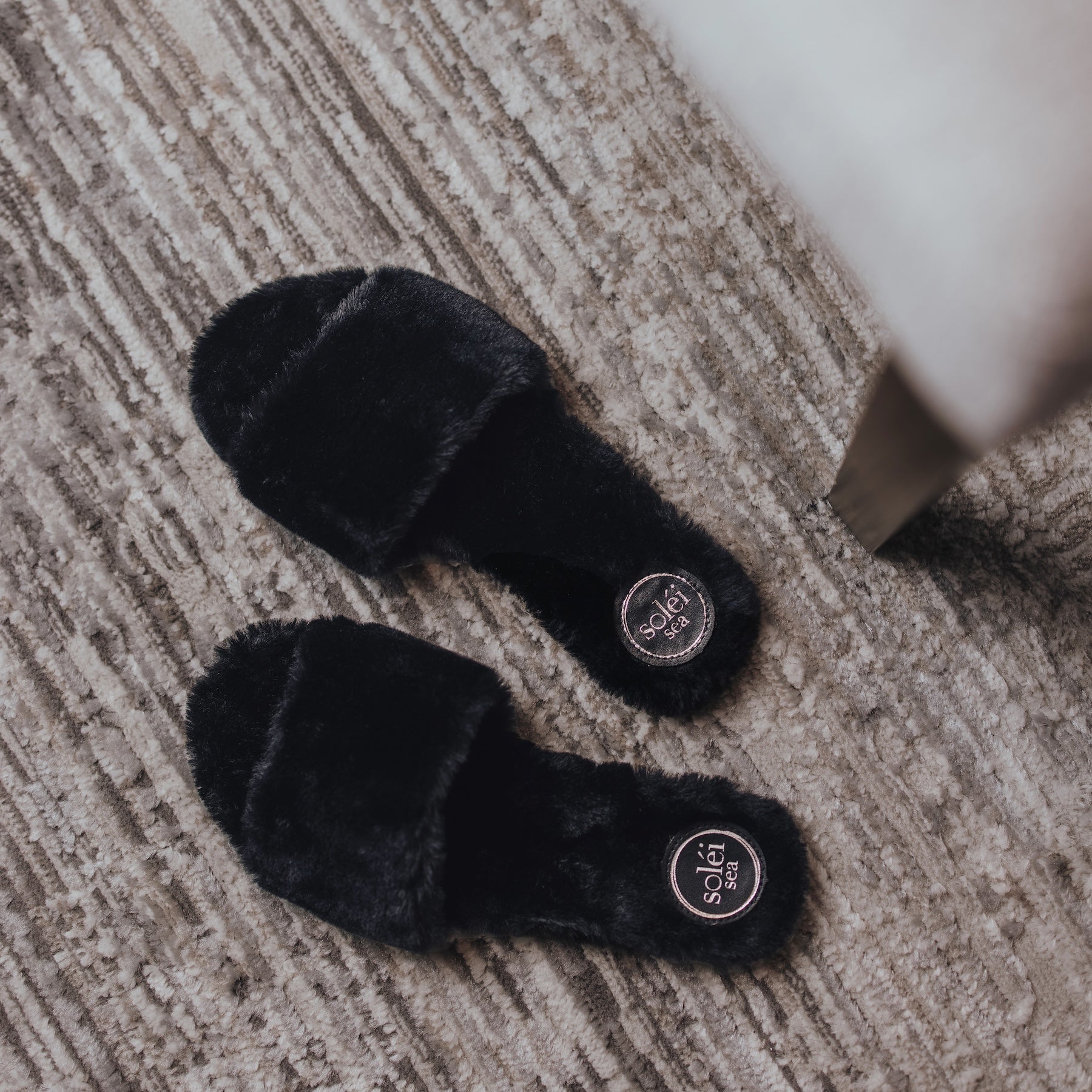 AVERIE - Black