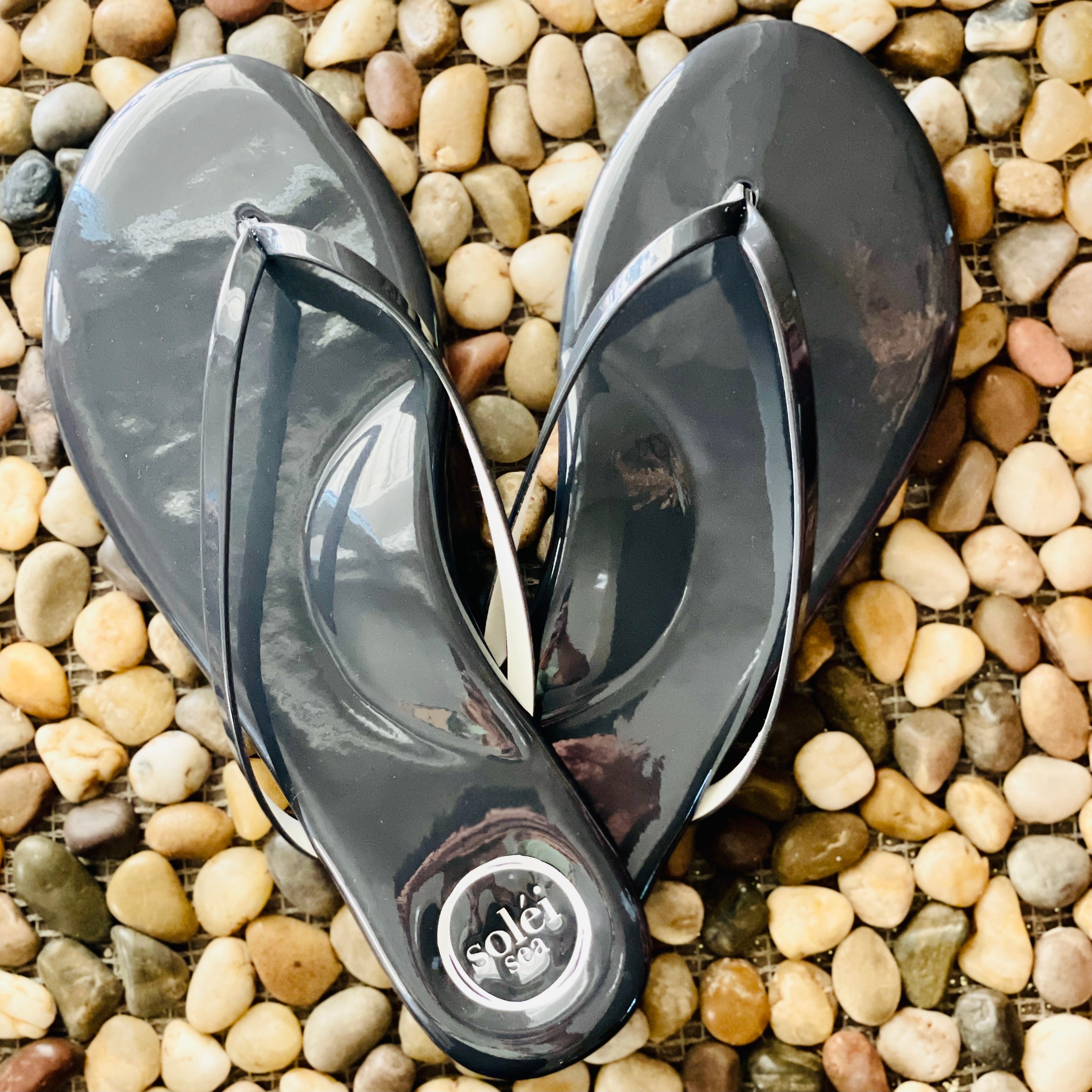 solei sea patent vegan grey with cream accent flip flop sanda;